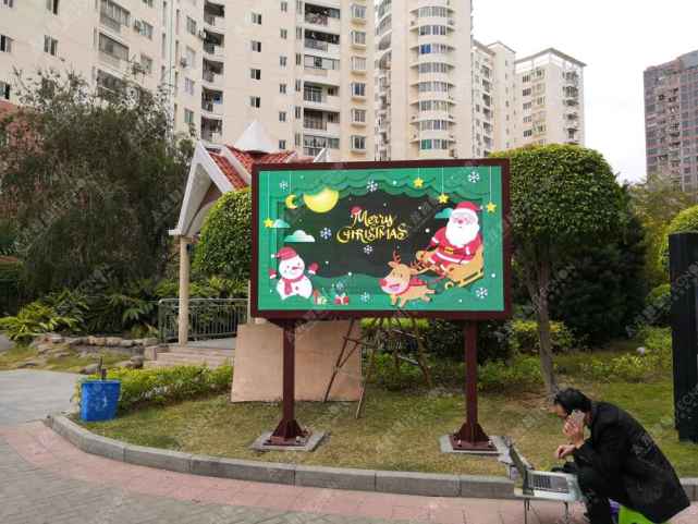 生存即胜利 LED广告机如何突破重围，稳固占据户外场景